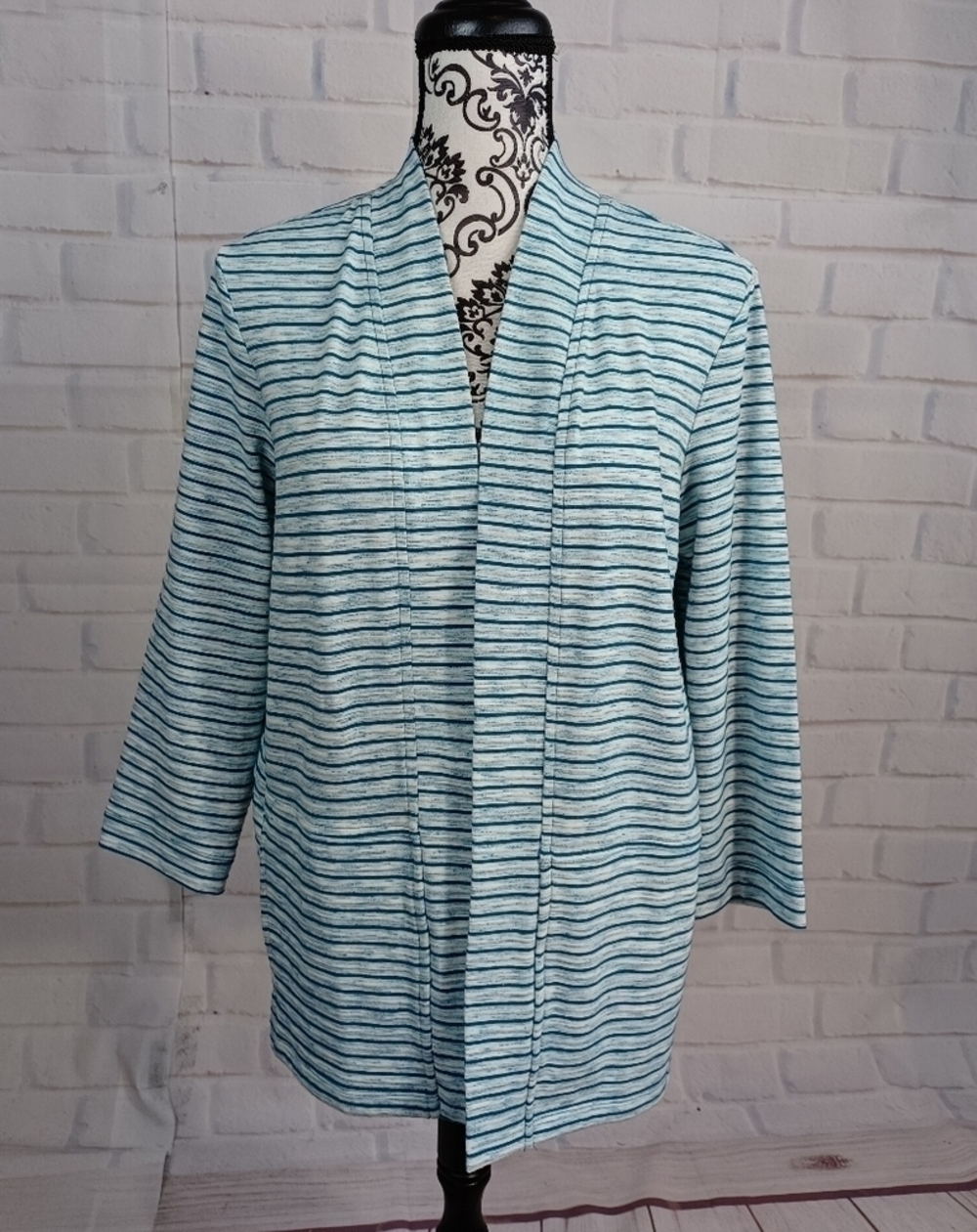 Talbots women's long sleeve stretch knit striped print sz small top pockets b29
